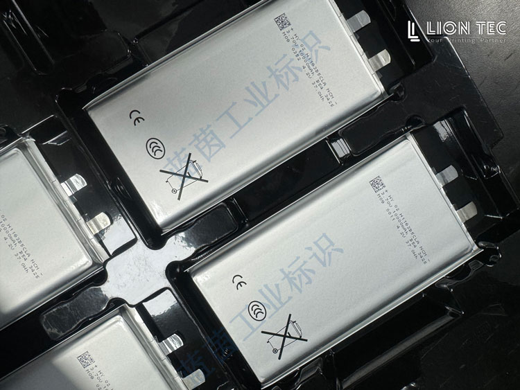 UV噴碼機替代小字符鋰電池應用 給客戶送樣，兩種效果對比
